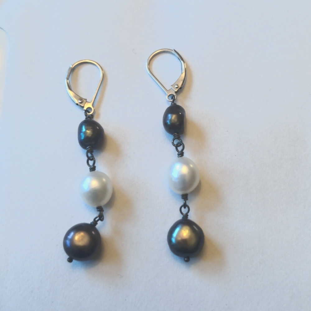 Beautiful freshwater pearl and beads dangling earrings (2" long)